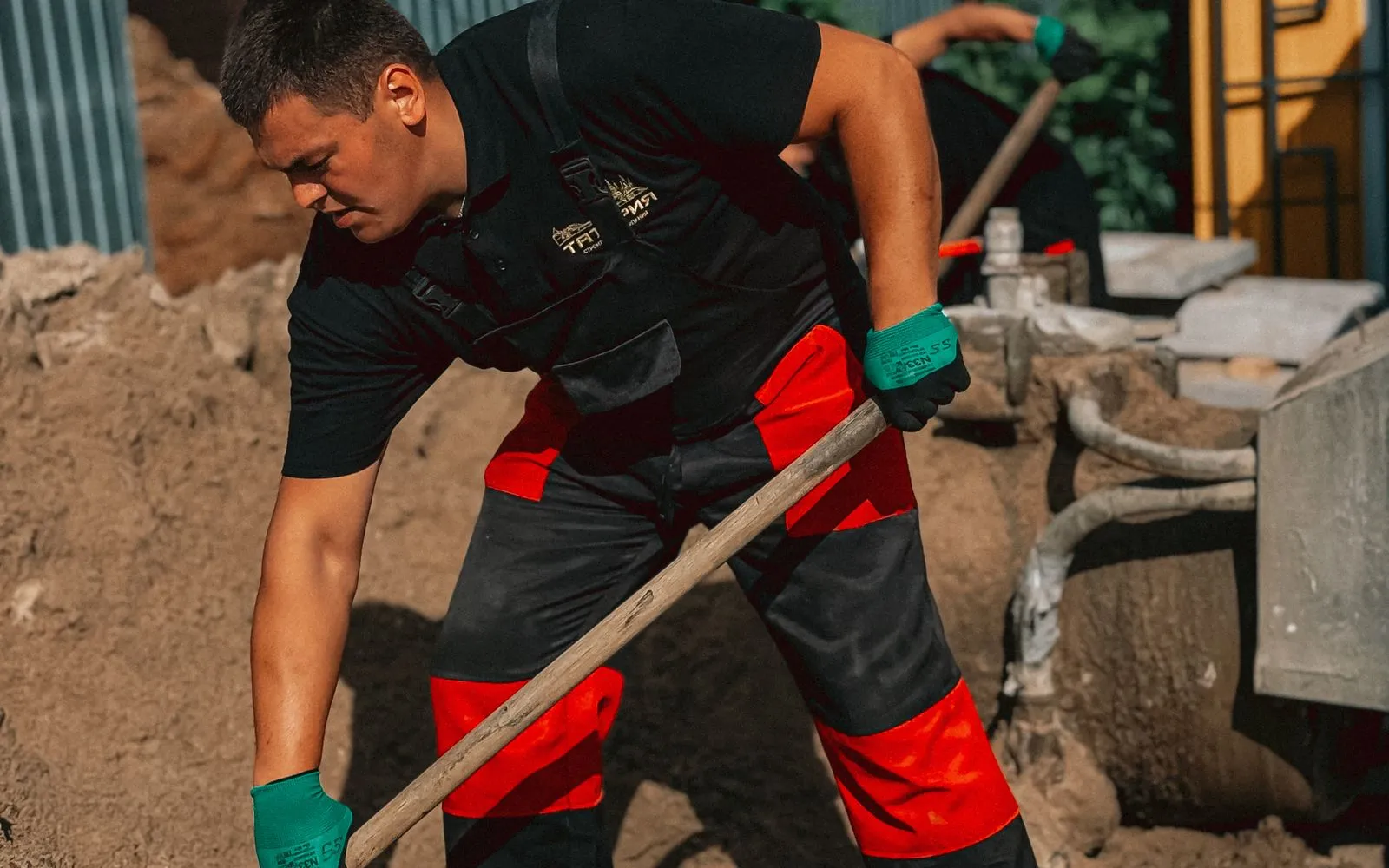 Groundworker on a UK construction site using the Sitewise app